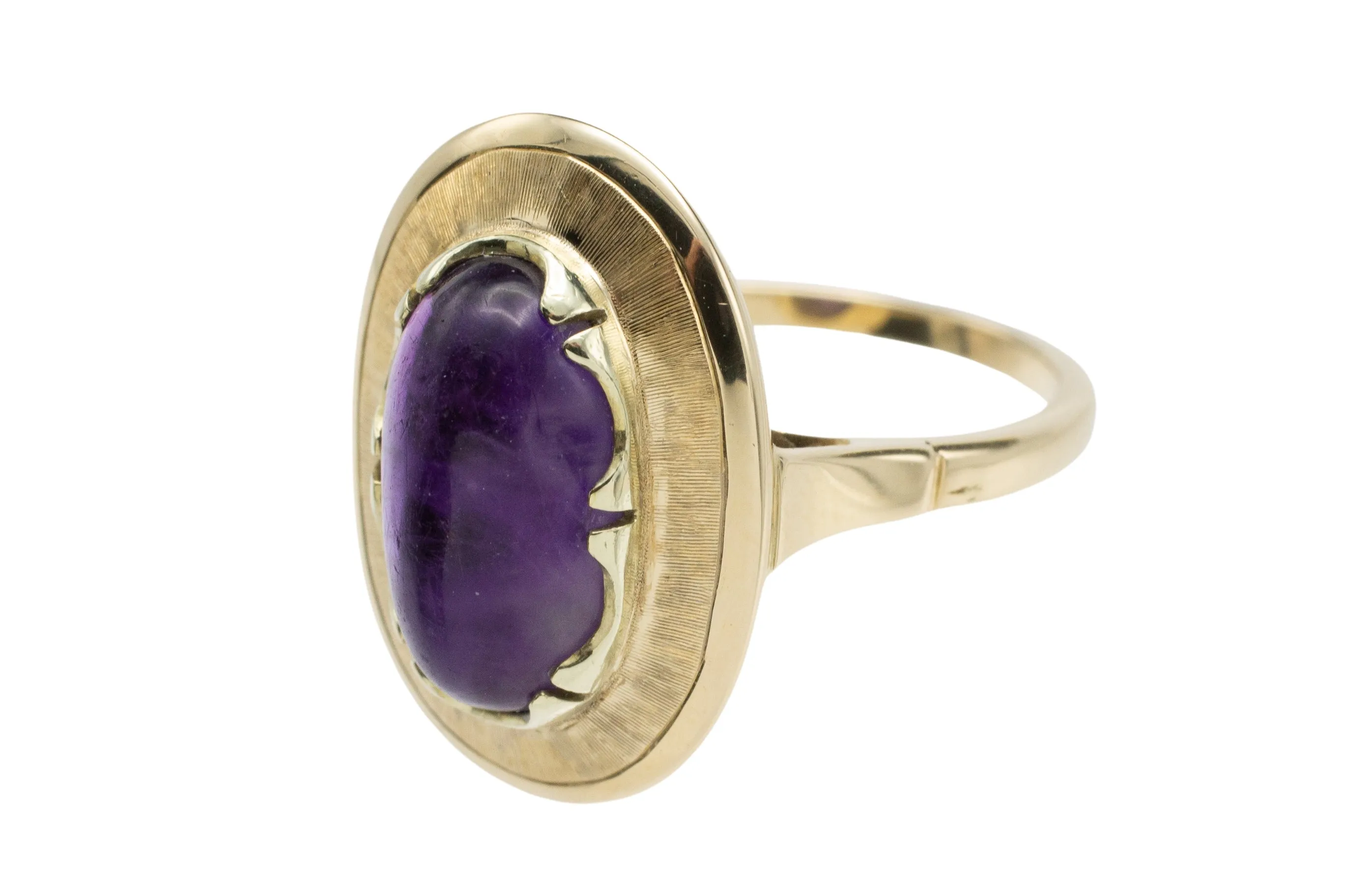 Cabochon amethyst ring in 14 carat gold